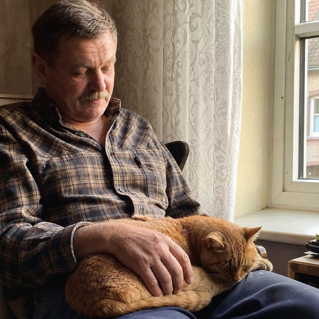 Foto: Edward W. mit ihrer/seiner Katze und der KotaVit-Dose (echt, mit Zustimmung)