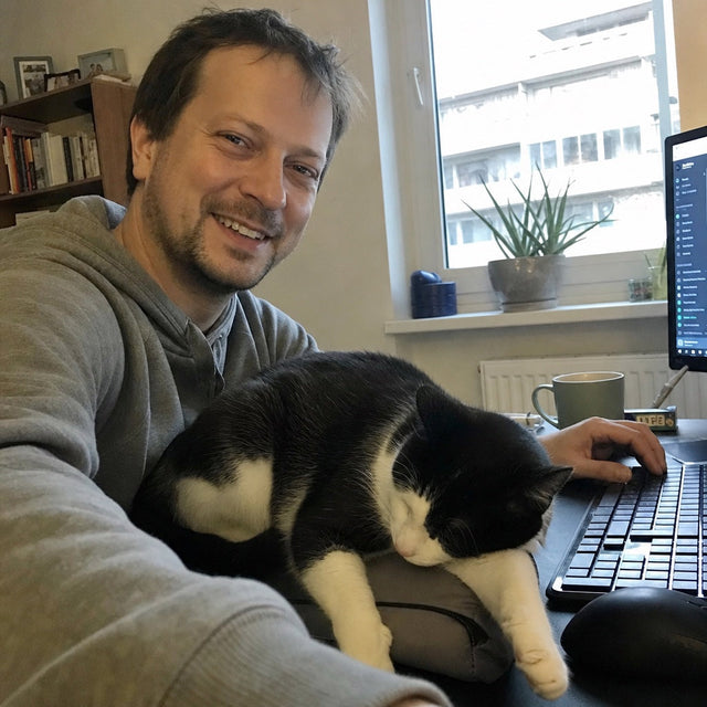 Foto: Krzysztof M. mit ihrer/seiner Katze und der KotaVit-Dose (echt, mit Zustimmung)