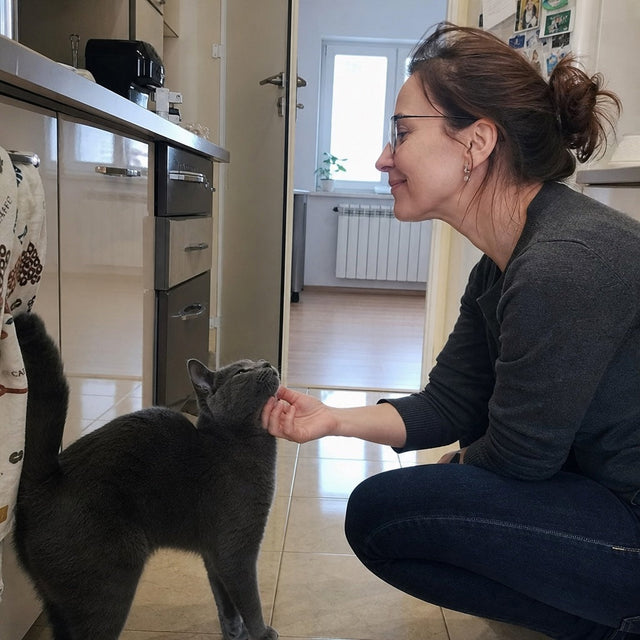 Foto: Marta I. mit ihrer/seiner Katze und der KotaVit-Dose (echt, mit Zustimmung)